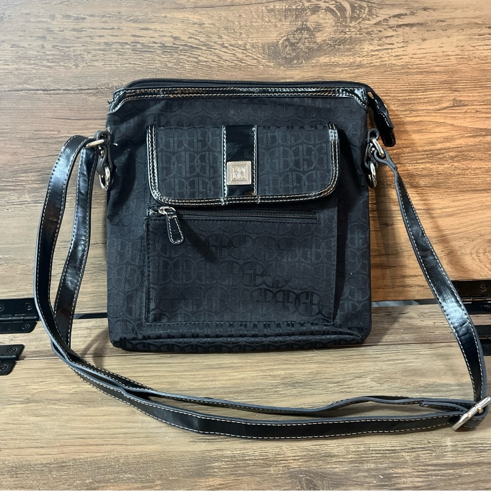 GIANI BERNINI Crossbody ORGANIZER BAG Black Logo Fabric Patent Trim Med Sz Purse